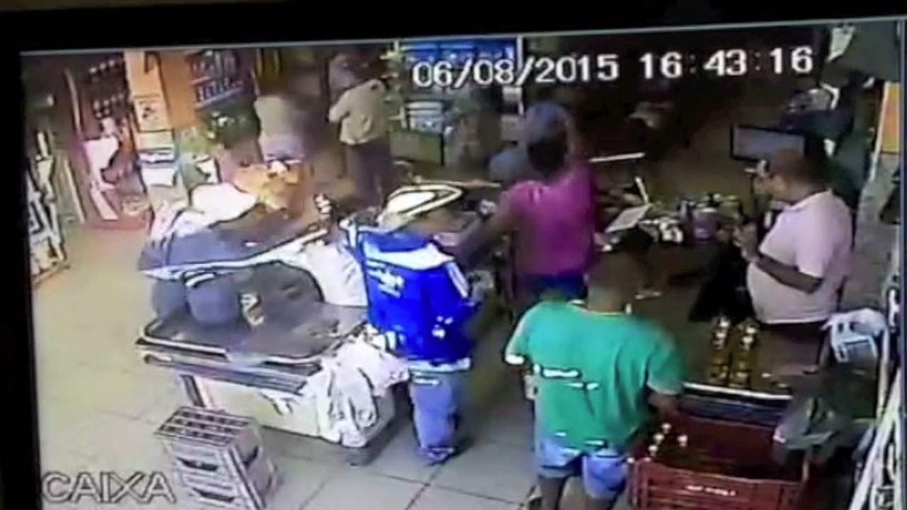 Bandidos assaltam supermercado de São Mateus