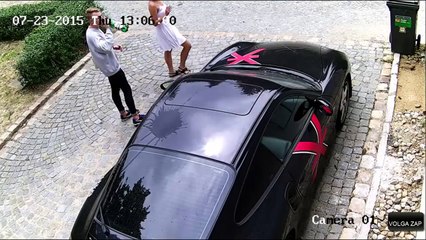 vandalisme sur une belle voiture