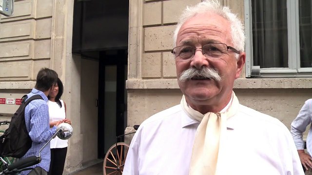 Bike enthusiasts cycle from Paris to Avignon on old style bikes