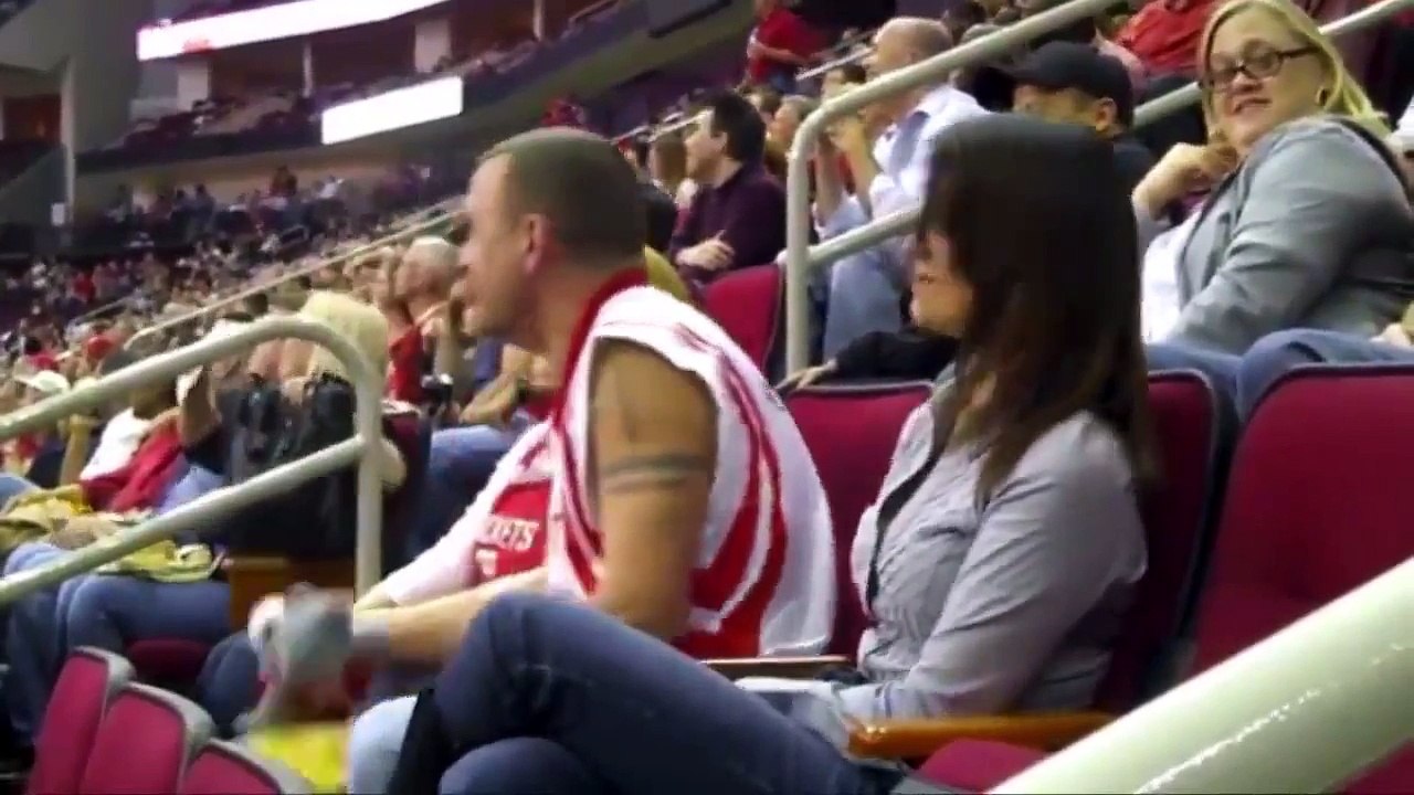 Man SLAPPED by girlfriend on kiss cam gets his own back by snogging hot stranger