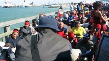 Calais: au milieu de la jetée, hommage aux migrants décédés à la frontière