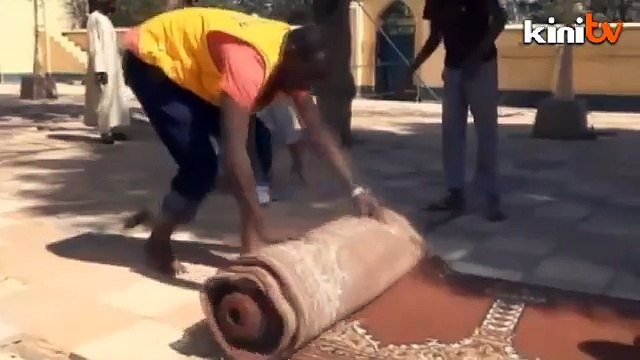 Sukarelawan bersihkan masid selepas dibom Boko Haram