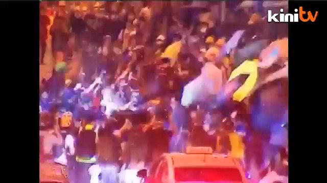 Penunjuk perasaan, polis bertempur di Hong Kong