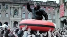 Beppe Grillo - THINK DIFFERENT - Spot Movimento 5 Stelle - Tsunami 2013 - CONDIVIDETE !!!!!