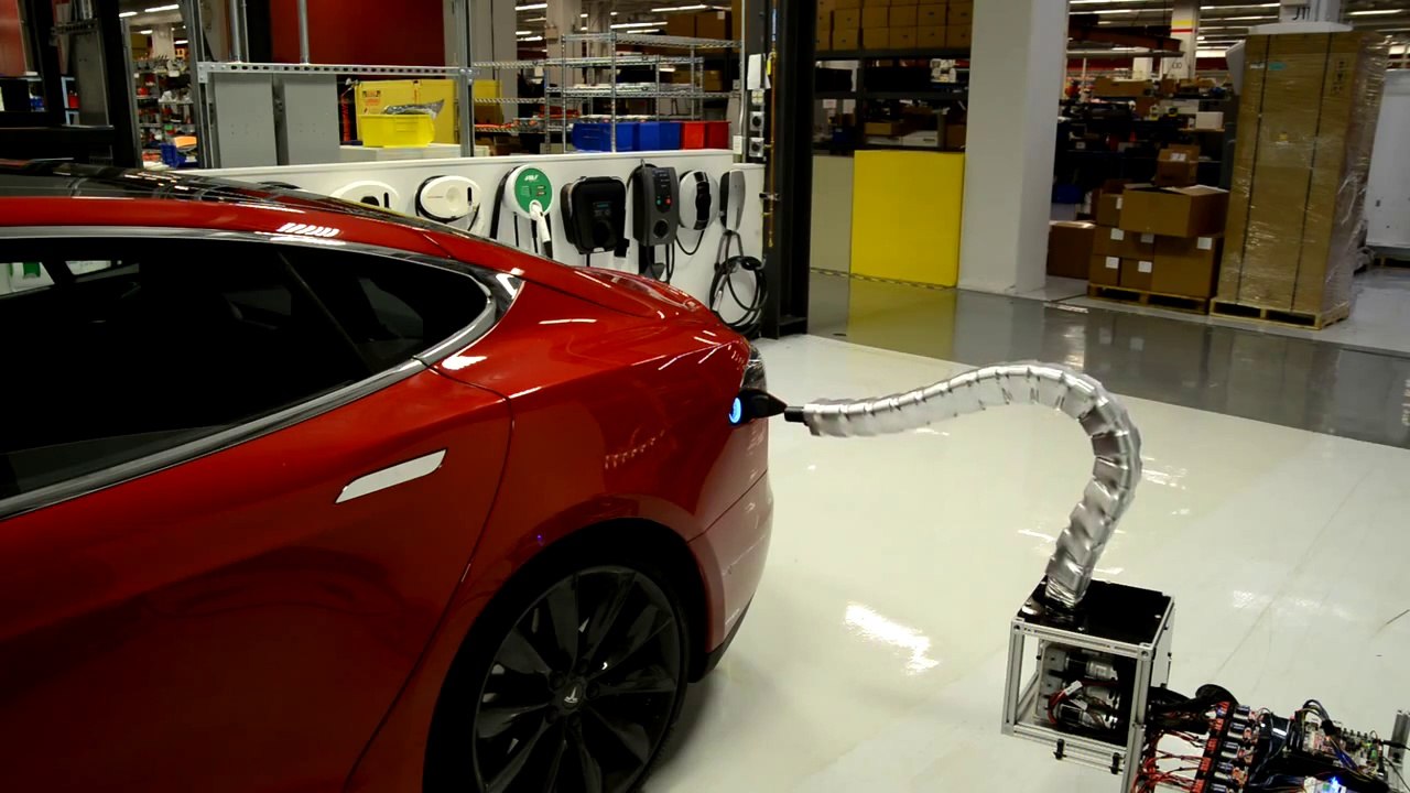 Un serpent robotisé pour recharger la Tesla Model S