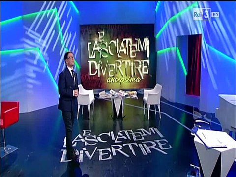 Flavio Insinna a E lasciatemi divertire su Rai 3 legge un brano di Bertolt Brecht- 08/08/2015