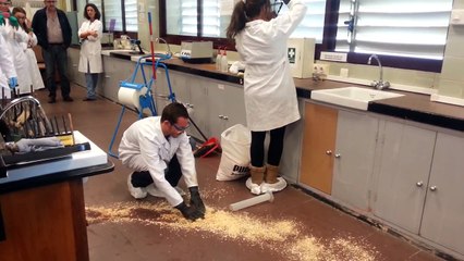 Simulacro de emergencia en laboratorio químico. Derrame II. Alumnos en prácticas