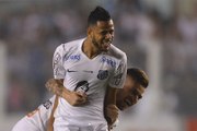 Geuvânio comanda vitória do Santos sobre o Coritiba na Vila