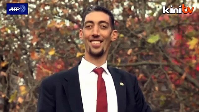 World's tallest man meets world's shortest man for first time
