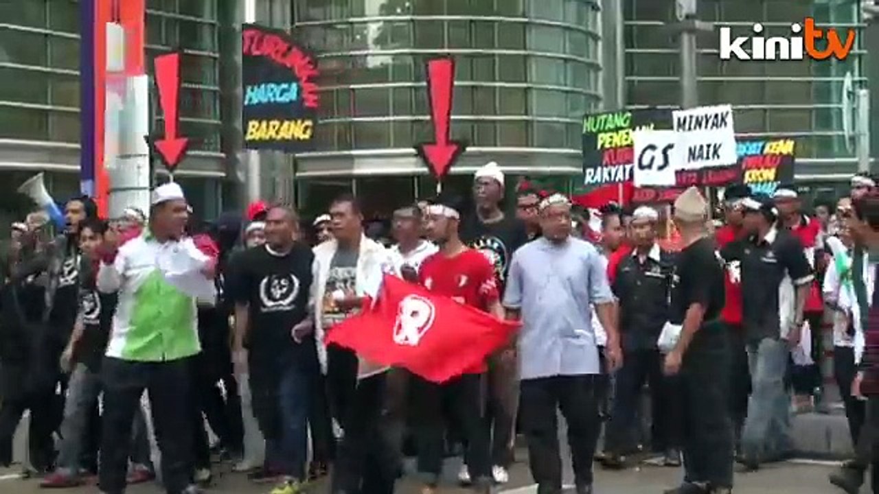 Rain doesn't deter crowd attending rally against fuel hike