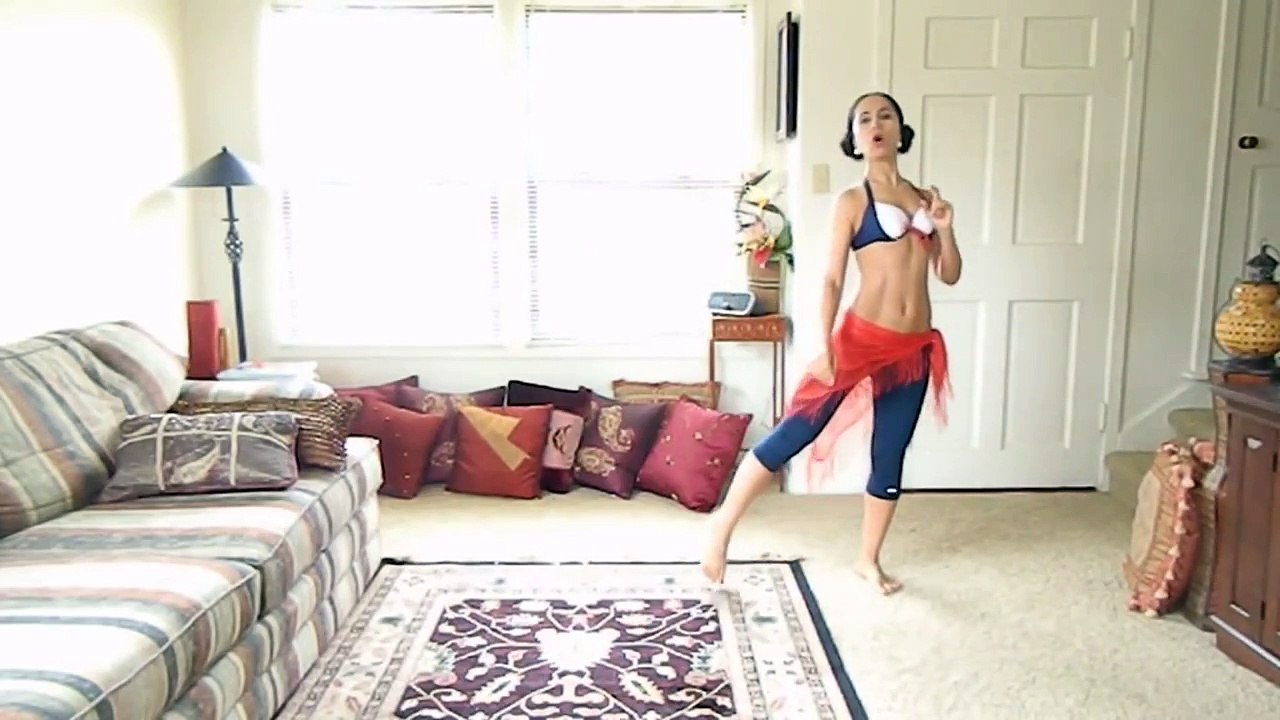 Belly dance turns: the chaine turn