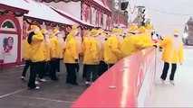 100 желтых Сант на Красной площади