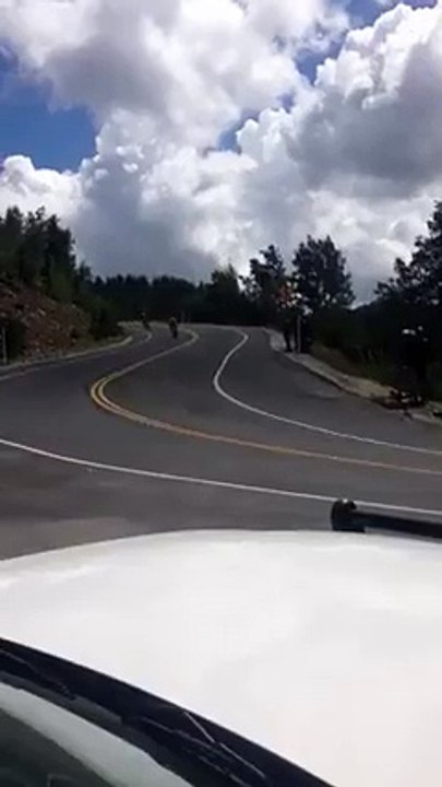 Matthew Brammeier percute à pleine vitesse à vélo une voiture !