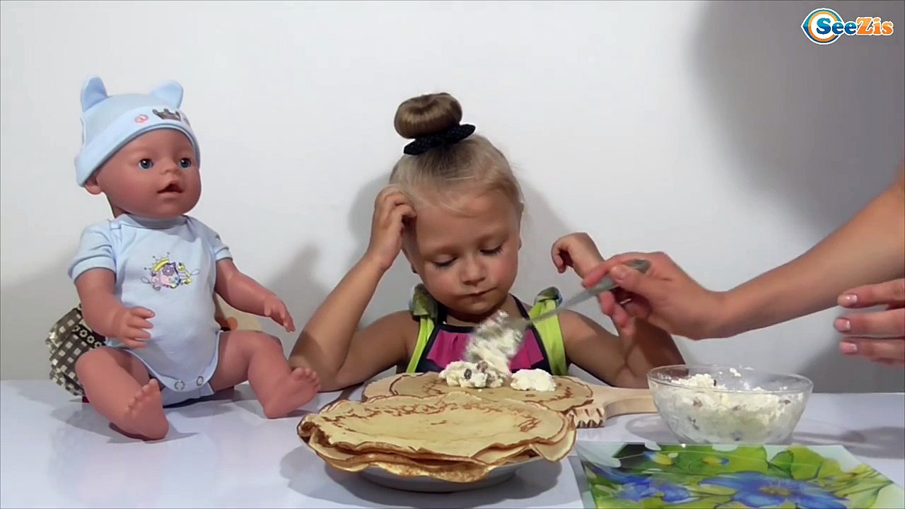 ✔ Baby Born. Видео для детей. Готовим блинчики...