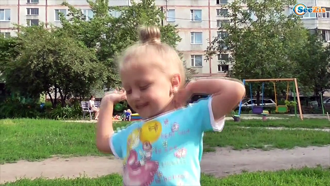 VLOG Baby Surprise Dancing of the little girl Д...