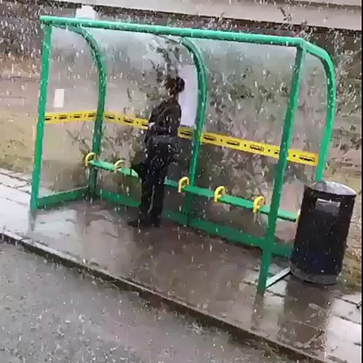 Grosse flaque + Petite voiture + Abris de bus = 2 personnes mouillées jusqu'au slip