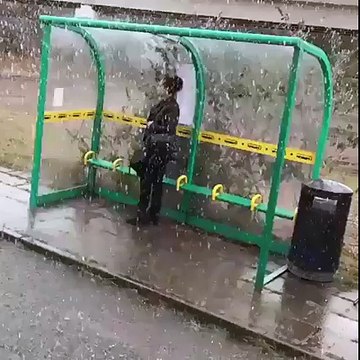 Grosse flaque + Petite voiture + Abris de bus = 2 personnes mouillées jusqu'au slip