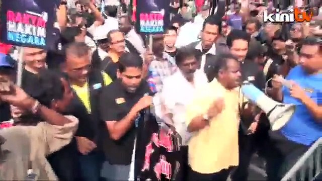 Kecoh selepas mahkamah tangguh, penyokong enggan surai