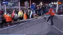 US daredevil completes Chicago skyscraper tightrope walk