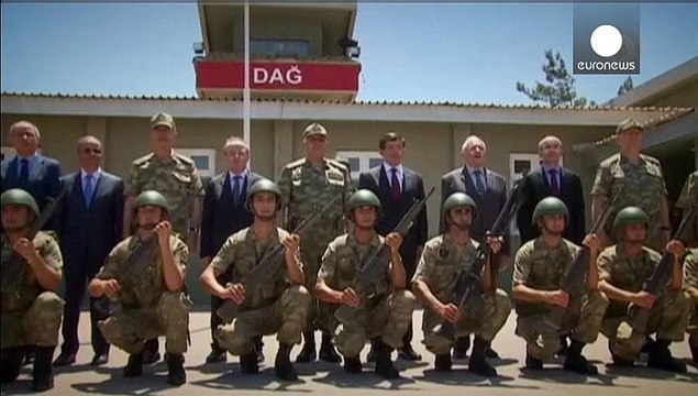 Davutoglu visita a las tropas turcas destinadas en la frontera siria