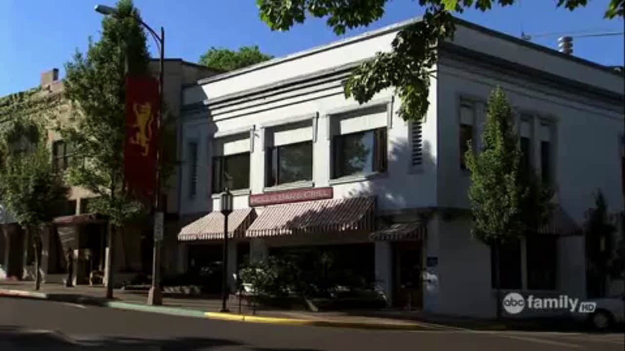 Pretty Little Liars - 1x01 Pilot - Aria And Ezra First Kiss