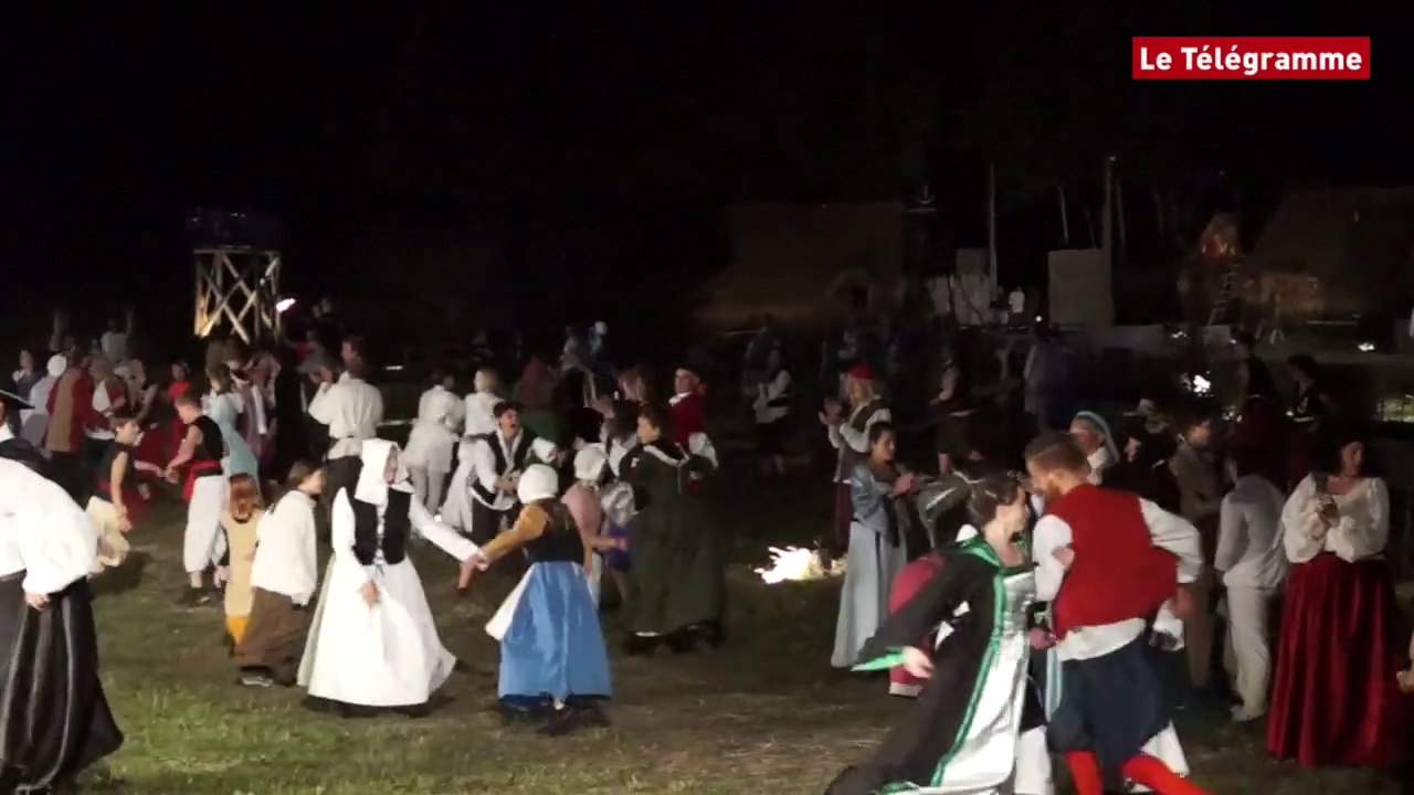 Saint Gelven (22).  10.000 personnes au son et lumière de l'abbaye de Bon Repos