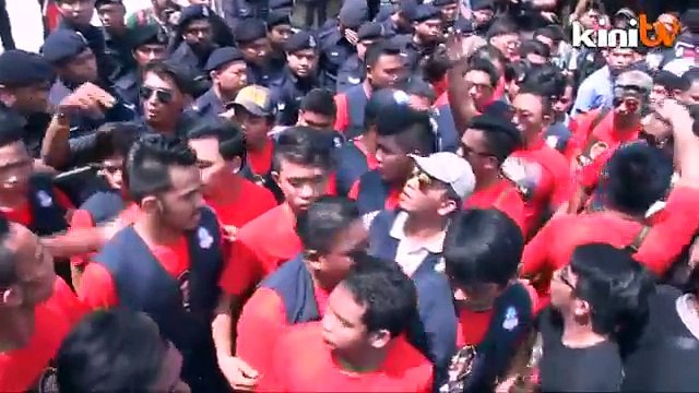 Penyokong Anwar bakar baju gambar Saiful Bukhari