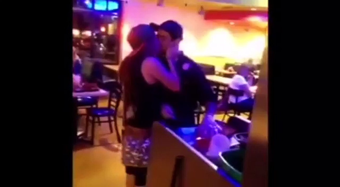 Trào lưu Kiss Cam   hôn trộm người lạ quay trở lại