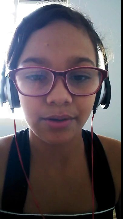 Yasmin cantando música especial..
