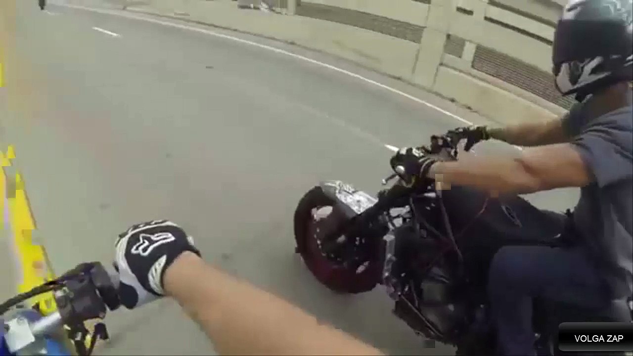 fail moto - il percute son pote à pleine vitesse