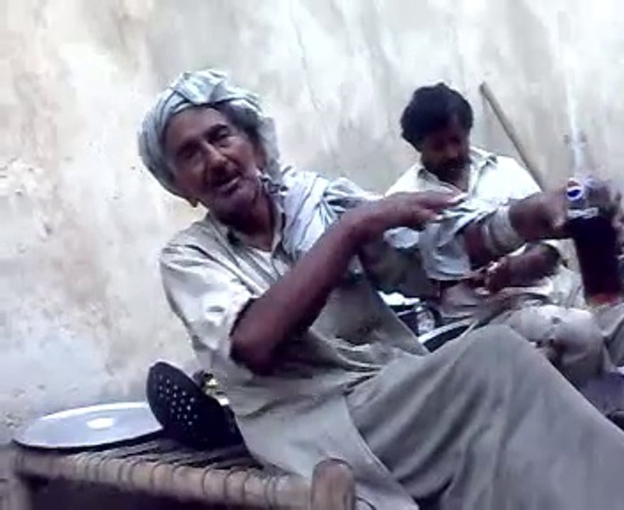 Sarwar Raja (Suroo) Marhoom. A Pleasing haracter from 215/R.B Faisalabad- Talking in comady mood while very Old - 2010