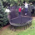 Ce petit a beaucoup de chance alors qu'il tente un salto arrière sur son trampoline
