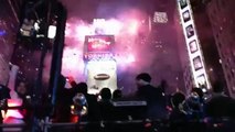 Justin Bieber besando su brazo en Año Nuevo de 2012, Times Square en Nueva York