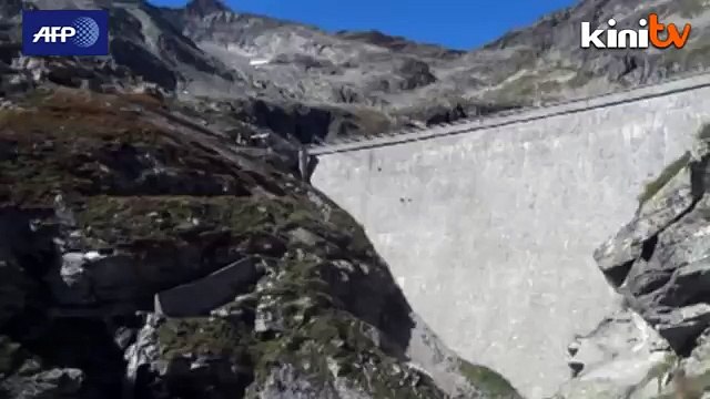 Kambing gurun Alpine menentang graviti di empangan