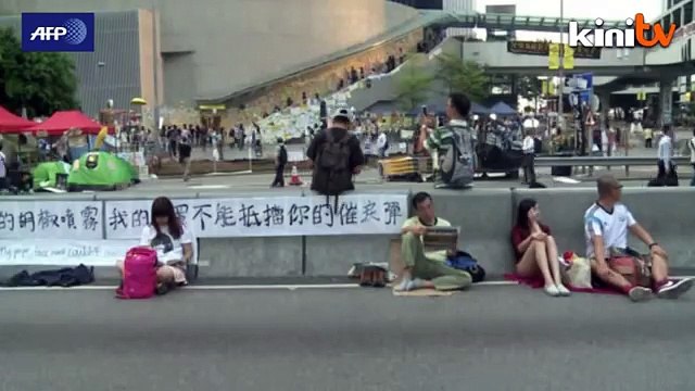 Sebilangan kecil penunjuk perasaan HK enggan bersurai