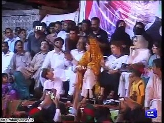 ARY NEWS ,  Gift being offered by politicians for votes during elections , 10 Aug 2015