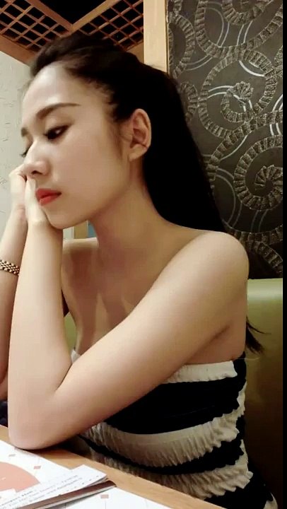 Hot girl 9x thả rong ngồi ăn