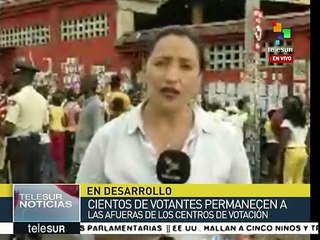 Cientos de electores siguen formados para votar en Haití