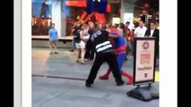 Villano molestaba a artistas callejeros, hasta que Spiderman le dio una lección