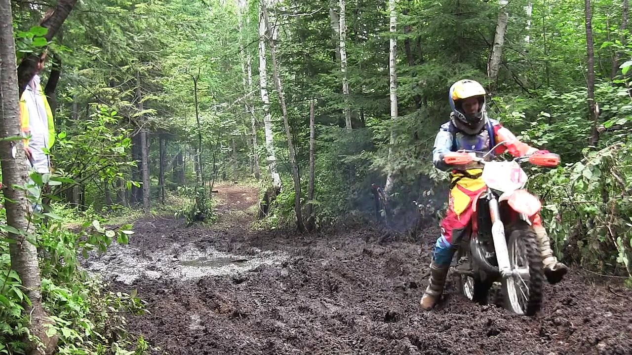 Enduro-cross moto amateur, passage dans la forêt - Saint-Michel-des-Saints