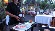 Som Tam, Papaya Salat im Centara Grand Hotel, Koh Samui am Tisch zubereitet