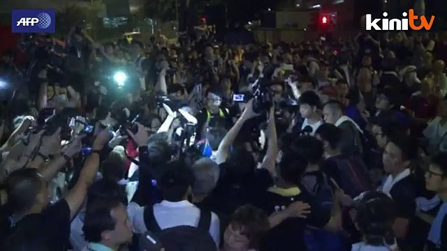 Defiant HK protesters scuffle with police despite talks offer