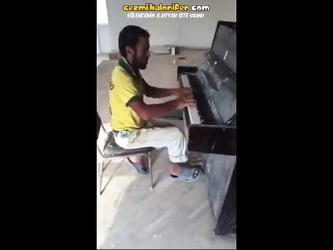 Piyano Çalan İnşaat İşçisi