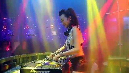 DJ Trang Moon tại vũ trường đánh sập sàn nhẩy