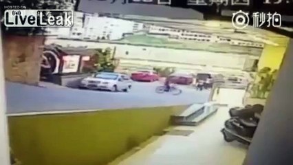 YouTube: Conductora retrocedió, atropelló a mujer y chocó con dos autos