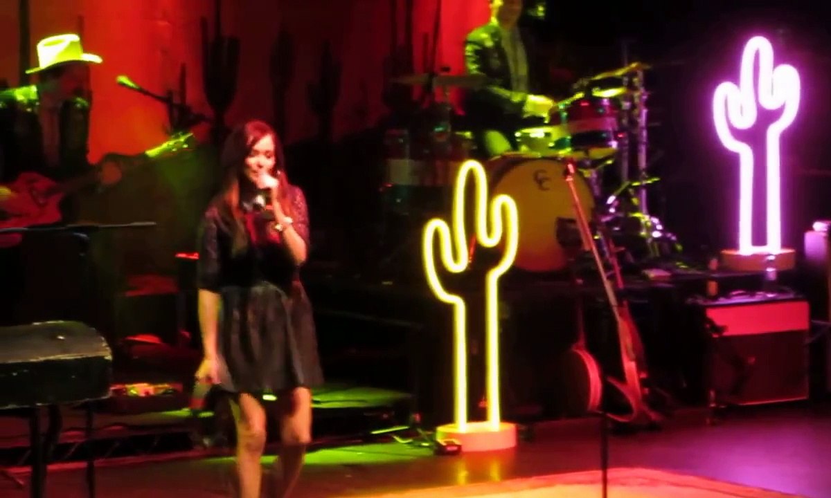 kacey musgraves we're just blowin smoke Manchester 2014