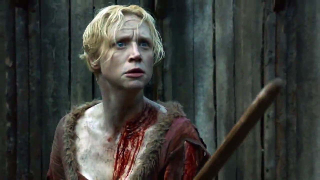 Jaime Lannister saves Brienne from a bear