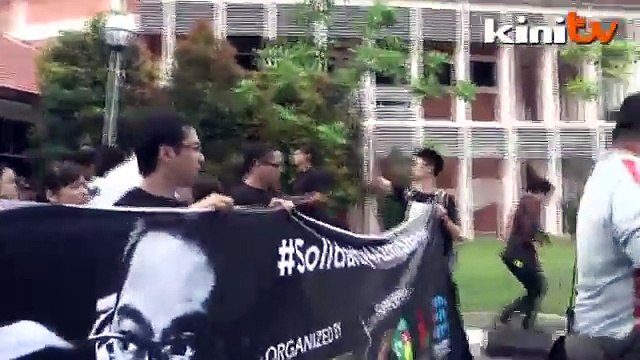 Ratusan berarak sokong Azmi, desak mansuh Akta Hasutan