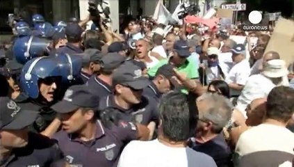 برتغاليون يتظاهرون لاستعادة أموالهم بعد إفلاس مصرف شبيرتو سانتو