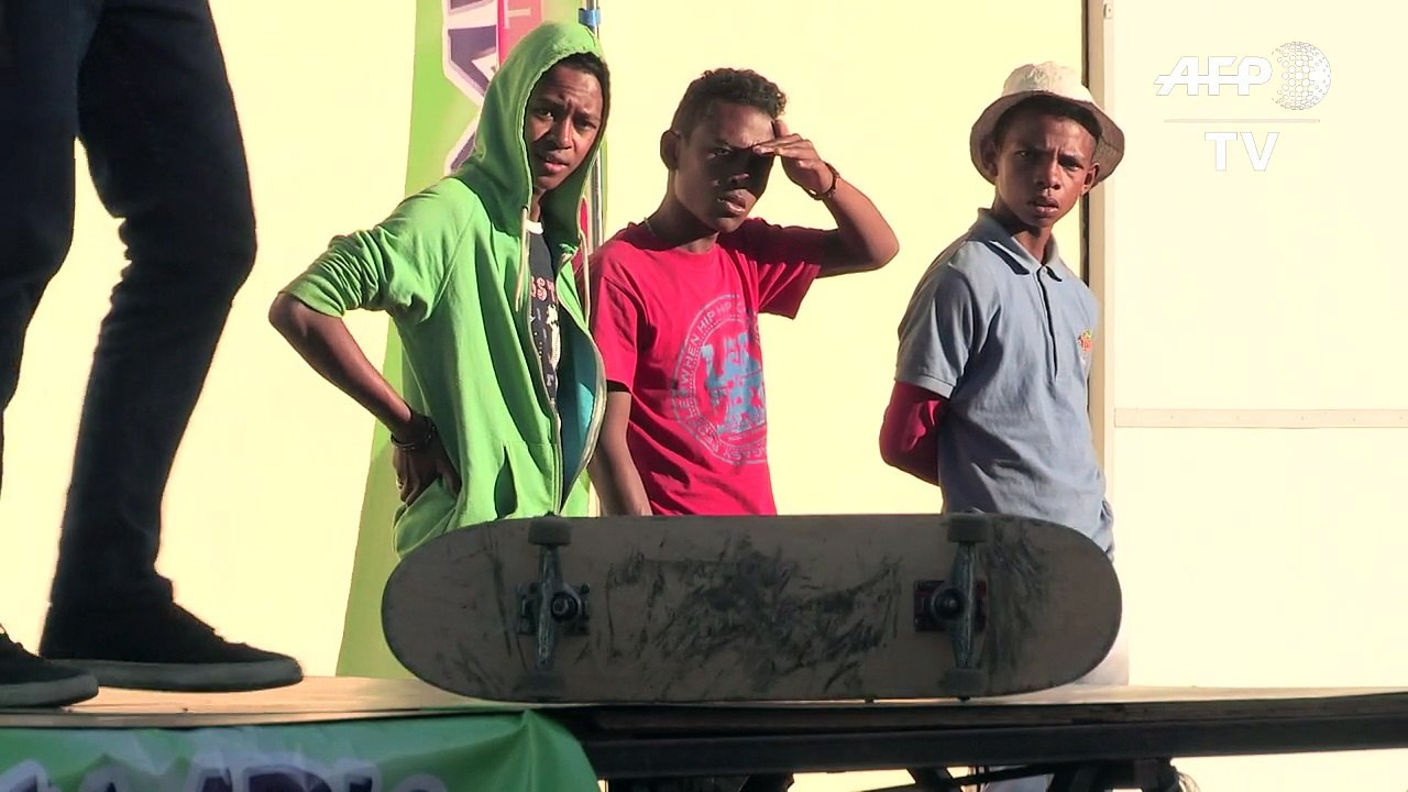 Les skateurs de Tana, champions de la bricole